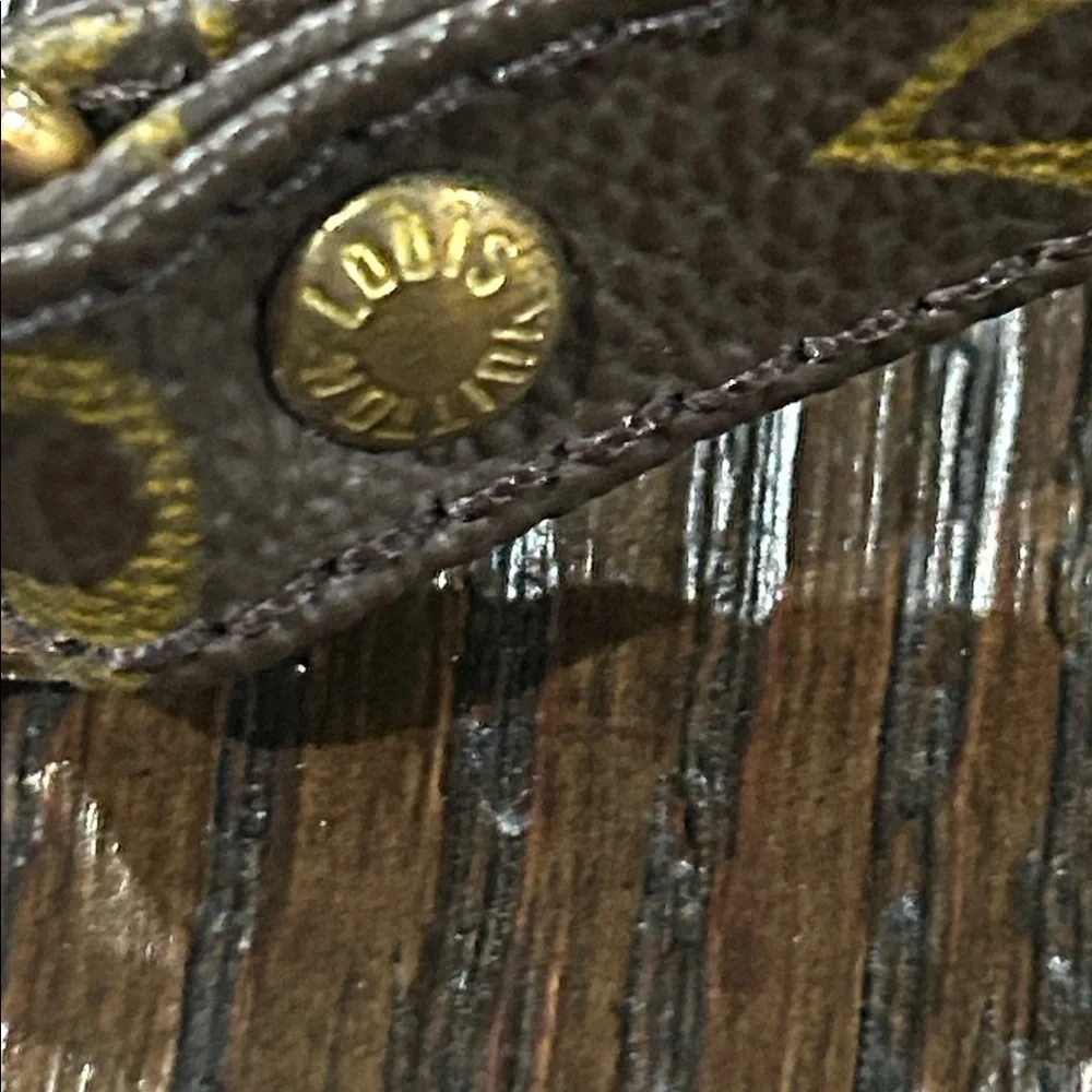 Louis Vuitton Authentic
Monogram Shoulder Strap - Picture 3 of 4